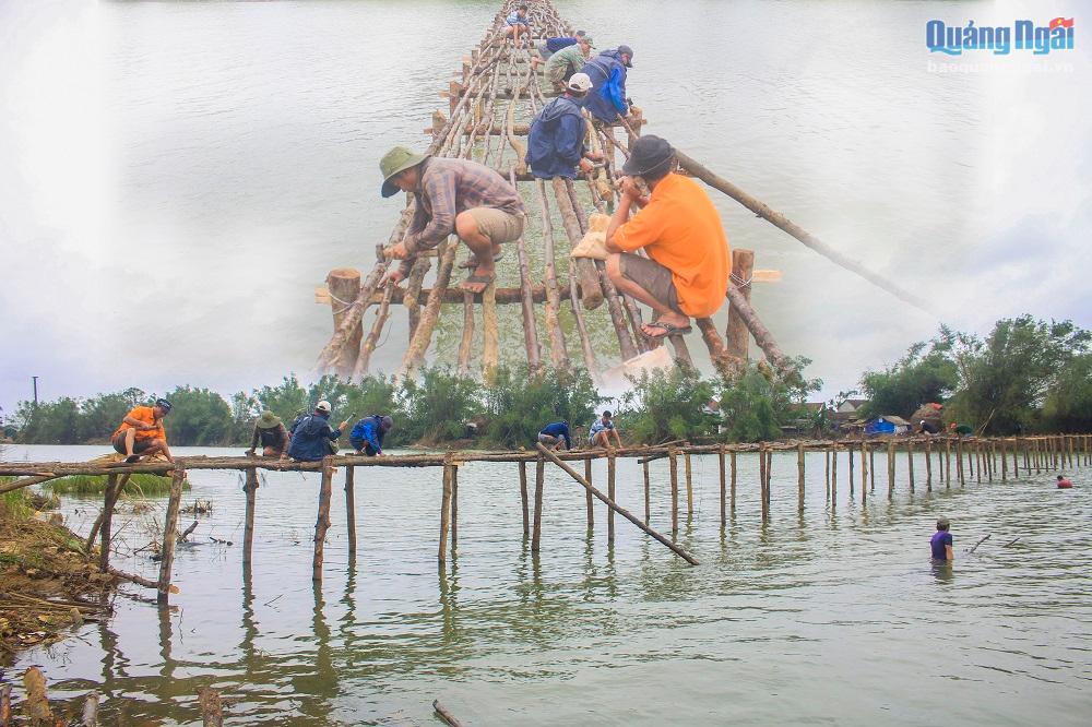 Cầu dài khoảng 200m, rộng hơn 2m nối giữa thôn Đông Yên 1 và xóm Đồng Min, thôn Đông Yên 2. Chiếc cầu làm từ hàng trăm cây dương liễu và ván gỗ.