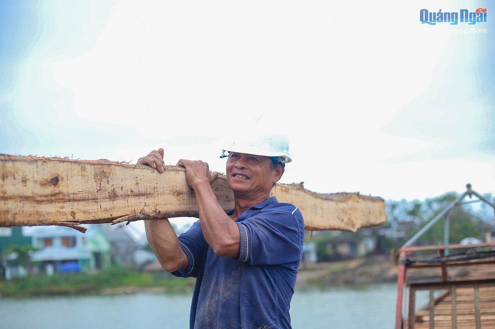  Những người đàn ông lớn tuổi hơn thì vác những ván gỗ nhẹ tiếp tế cho trai tráng làm công việc nặng hơn.