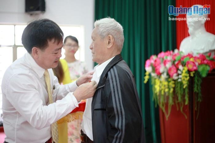 Đồng chí Nguyễn Cao Phúc trao tặng Huy hiệu Đảng cho đồng chí 70 năm tuổi Đảng.
