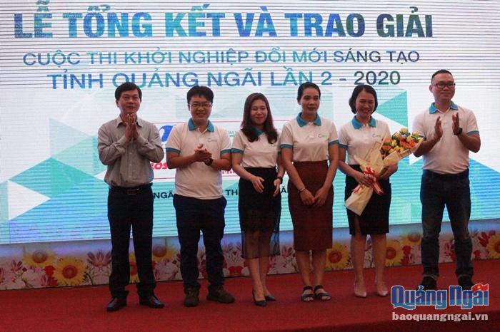 Lãnh đạo Sở KH&CN tỉnh trao hoa cho các thành viên trong CLB