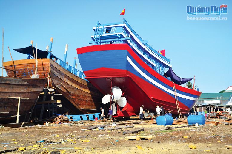 Ngư dân trên địa bàn tỉnh ngày càng mạnh dạn đầu tư đóng tàu lớn để vươn khơi. 