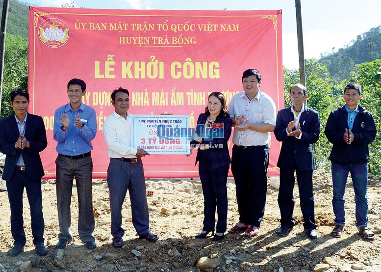 Đại diện gia đình chị Nguyễn Ngọc Thảo trao tiền hỗ trợ xây 60 ngôi nhà cho người dân huyện Trà Bồng.