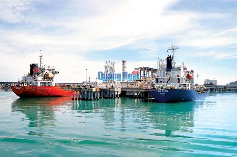 Quảng Ngãi ưu tiên thu hút đầu tư các dự án về cảng biển, hệ thống logistics.         