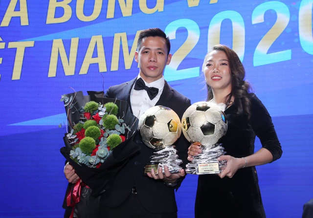 Huỳnh Như (bên phải) giành QBV nữ