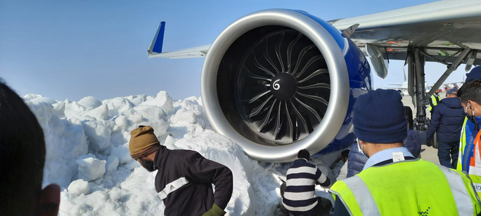 Máy bay chở 233 hành khách bị hỏng vì đâm phải tuyết. Ảnh: Twitter