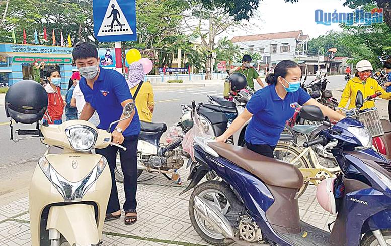 Đoàn viên, thanh niên xã Nghĩa Thuận giữ gìn trật tự giao thông, đảm bảo an toàn cho các em học sinh.