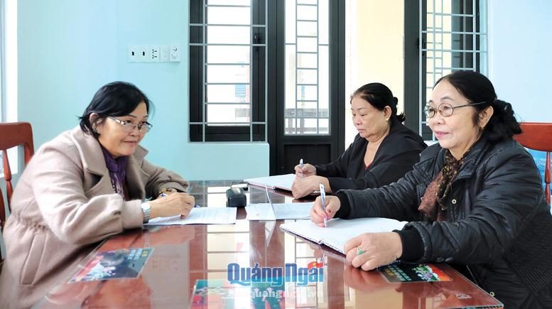 Các thành viên trong Đội Công tác xã hội tình nguyện phường Lê Hồng Phong (TP.Quảng Ngãi) họp bàn triển khai các công việc.