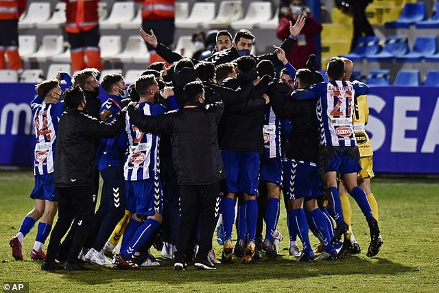 Các cầu thủ Alcoyano ăn mừng chiến thắng trước Real Madrid - Ảnh: AP