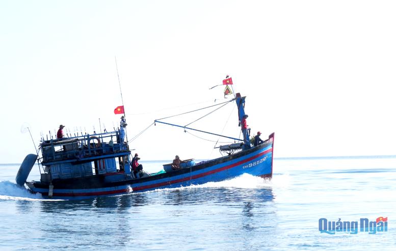 Tàu cá của ngư dân Hải Tân vươn khơi.  ẢNH: TRANG THY
