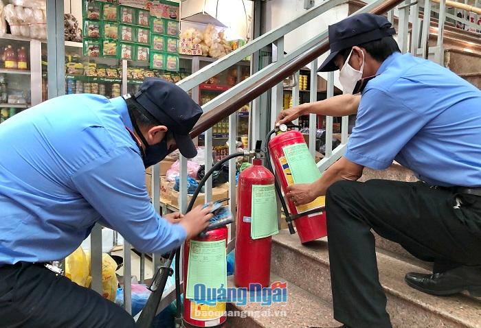 Bình chữa cháy được đặt ở những nơi dễ thấy, dễ lấy trong khuôn viên chợ và thường xuyên được bảo dưỡng