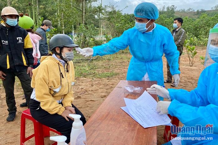 Kiểm tra thân nhiệt người về từ các tỉnh Tây Nguyễn tại chốt kiểm tra y tế xã Ba Tiêu