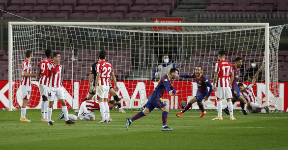 Lionel Messi ăn mừng sau khi sút phạt đẹp mắt ghi bàn mở tỉ số cho Barcelona - Ảnh: Reuters