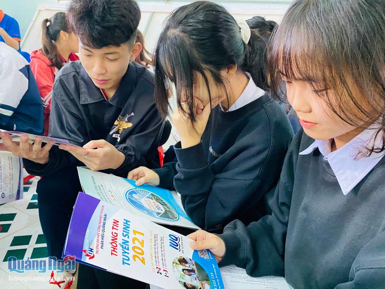 Học sinh tìm hiểu thông tin tuyển sinh của Phân hiệu Trường Đại học Công nghiệp TP.Hồ Chí Minh tại Quảng Ngãi. 