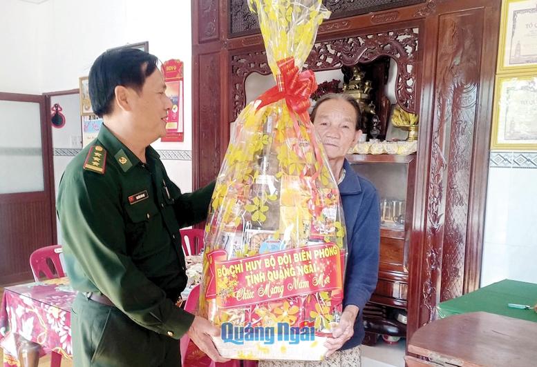 Chủ nhiệm Chính trị BĐBP tỉnh, Thượng tá Nguyễn Văn Đạt tặng quà cho gia đình chính sách nhân dịp tết Nguyên đán Tân Sửu năm 2021. 