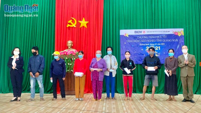 BIDV Quảng Ngãi phối hợp với Ban Tuyên giáo Tỉnh ủy trao quà Tết cho bà con nghèo ở xã Sơn Cao