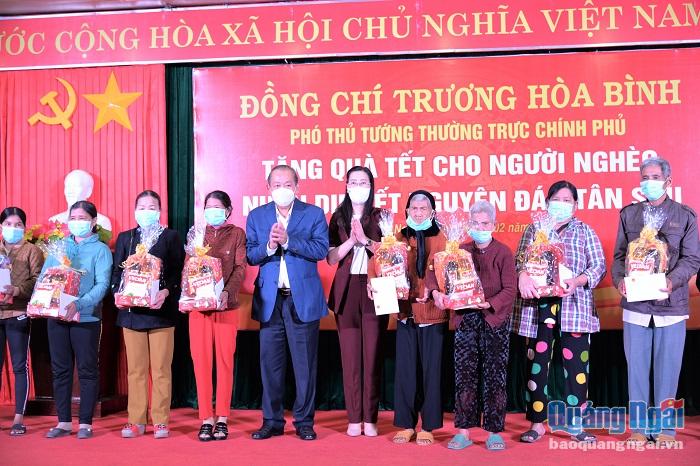 Phó Thủ tướng Thường trực Chính phủ Trương Hòa Bình và Bí thư Tỉnh ủy Bùi Thị Quỳnh Vân tặng quà Tết cho các hộ nghèo, gia đình chính sách