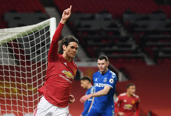 Cavani ăn mừng bàn mở tỉ số cho Man Utd - Ảnh: REUTERS
