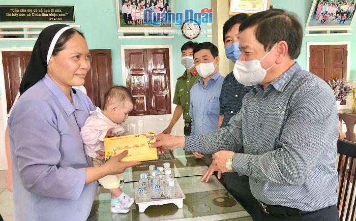 Chủ tịch UBND tỉnh Đặng Văn Minh tặng quà Tết tại Cô nhi viện Phú Hòa