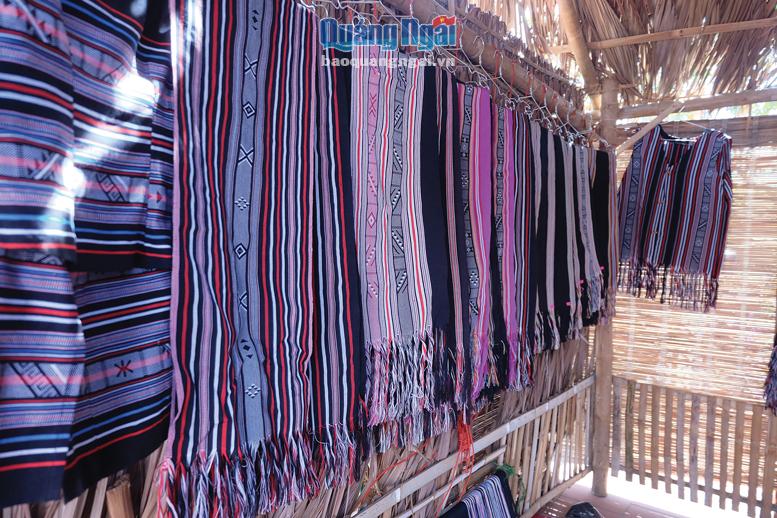  Những tấm khăn quàng cổ thổ cẩm cách tân có nhiều màu sắc đa dạng nhằm phục vụ nhu cầu người tiêu dùng.  Ảnh B.HÒA