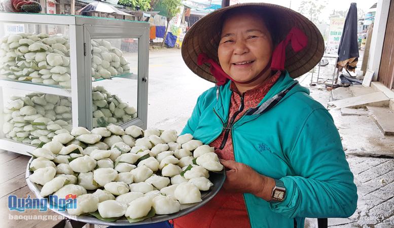 Quầy bánh đúc ở chợ Gò - một ngôi chợ quê nằm bên bờ bắc sông Trà luôn nhận được sự yêu thích đặc biệt của thực khách.                                         Ảnh: Ý Yên