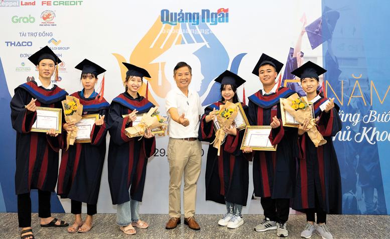 Tác giả (giữa) và 6 sinh viên suất sắc của Trường ĐH Phạm Văn Đồng được tôn vinh và nhận học bổng của Chương trình “Nâng bước Thủ khoa” năm 2020.	     Ảnh: Đại Dương