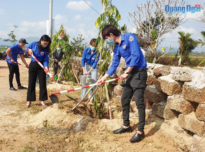 Đoàn viên, thanh niên tham gia trồng cây xanh dọc tuyến đường vào đền Văn Thánh, xã Đức Chánh (Mộ Đức).