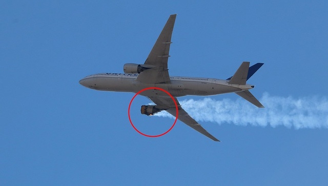 Máy bay cháy 1 bên động cơ chụp từ mặt đất (Ảnh: Dailymail)