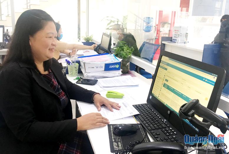 Chị Trần Thị Xuân Hương luôn tích cực trong giải quyết thủ tục hành chính cho tổ chức, công dân.
