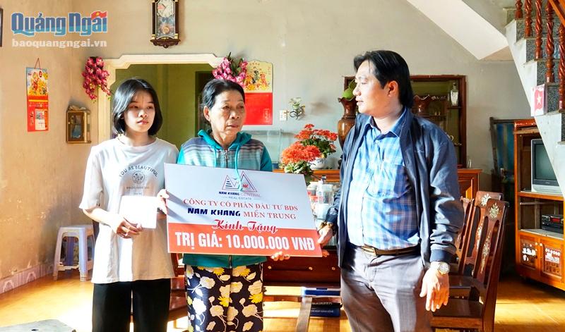 Anh Phạm Công Hiểu,Tổng Giám đóc Công ty CP Đầu tư BĐS Nam Khang miền Trung động viên và trao tiền hộ trợ cho gia đình chị Tâm 