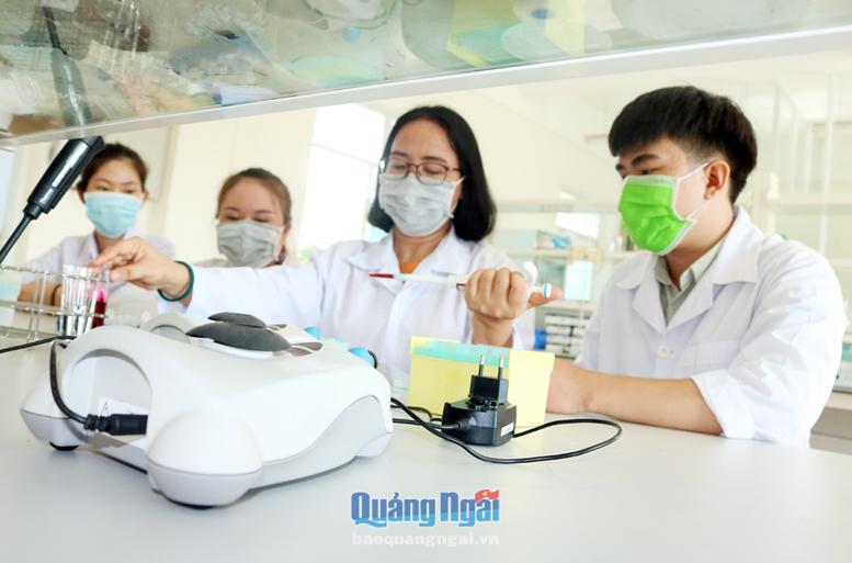 Em Nguyễn Hồng Sơn (đầu tiên bên phải) đam mê tham gia các dự án nghiên cứu khoa học.