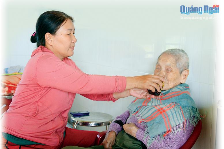 Gần 13 năm qua, chị Nguyễn Thị Yến ân cần chăm sóc Mẹ VNAH Tô Thị Trinh bằng một tinh thần đầy trách nhiệm.                                                         ẢNH: NGỌC VIÊN 