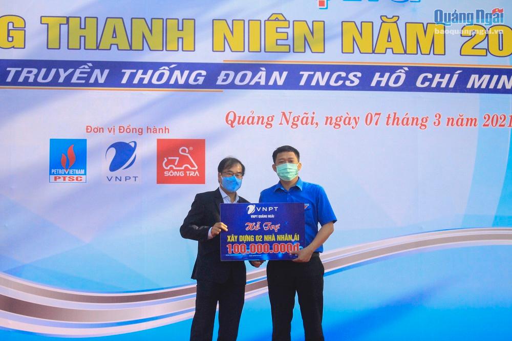 VNPT hỗ trợ 100 triệu đồng để xây dựng nhà nhân ái cho người nghèo, tặng 10 suất học bổng cho học sinh có hoàn cảnh khó khăn của Trường THPT Bình Sơn, tặng 50 nón bảo hiểm cho học sinh.