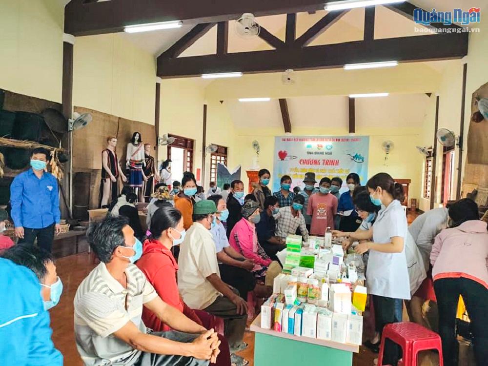 CLB thầy thuốc Quảng Ngãi đã đến tư vấn, khám bệnh và phát thuốc miễn phí cho thanh thiếu nhi và nhân dân trên địa bàn xã Bình An (Bình Sơn)