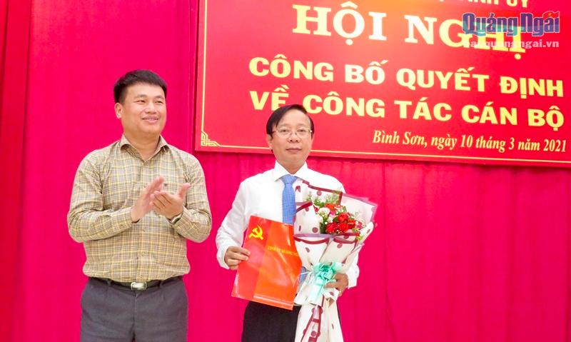 Phó Bí thư Thường trực Tỉnh ủy Đặng Ngọc Huy trao Quyết định cho đồng chí Lương KIm Sơn