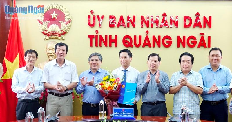 Chủ tịch UBND tỉnh Đặng Văn Minh trao Quyết định và tặng hoa chúc mừng đồng chí Phạm Xuân Duệ