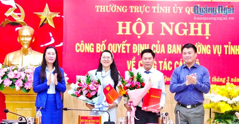 Bí thư Tỉnh ủy Bùi Thị Quỳnh Vân và Phó Bí thư Thường trực Tỉnh ủy Đặng Ngọc Huy trao quyết định và tặng hoa chúc mừng cho 2 đồng chí nhận nhiệm vụ mới.