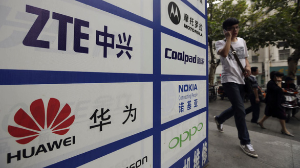 Tên các công ty ZTE và Huawei trên một tấm biển chỉ dẫn - Ảnh (minh họa): REUTERS
