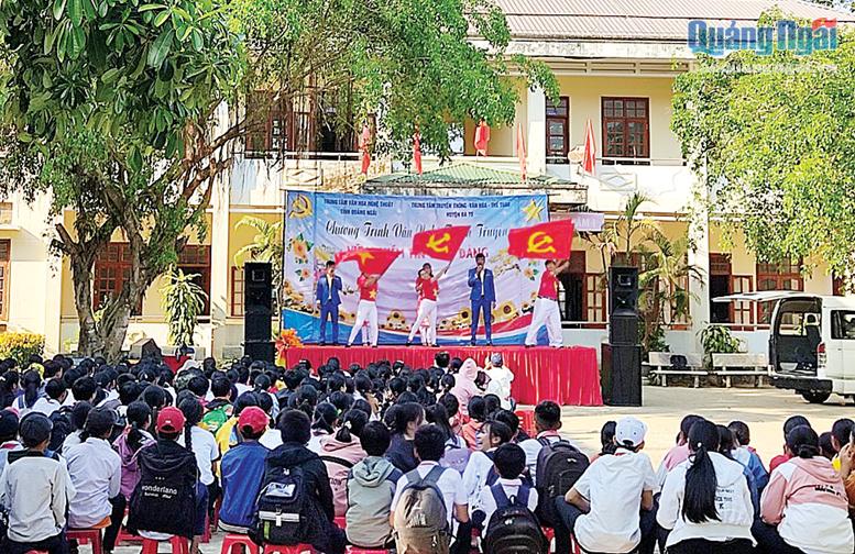 Trung tâm Văn hóa nghệ thuật tỉnh phối hợp với huyện Ba Tơ đẩy mạnh tuyên truyền công tác bầu cử trong nhân dân.