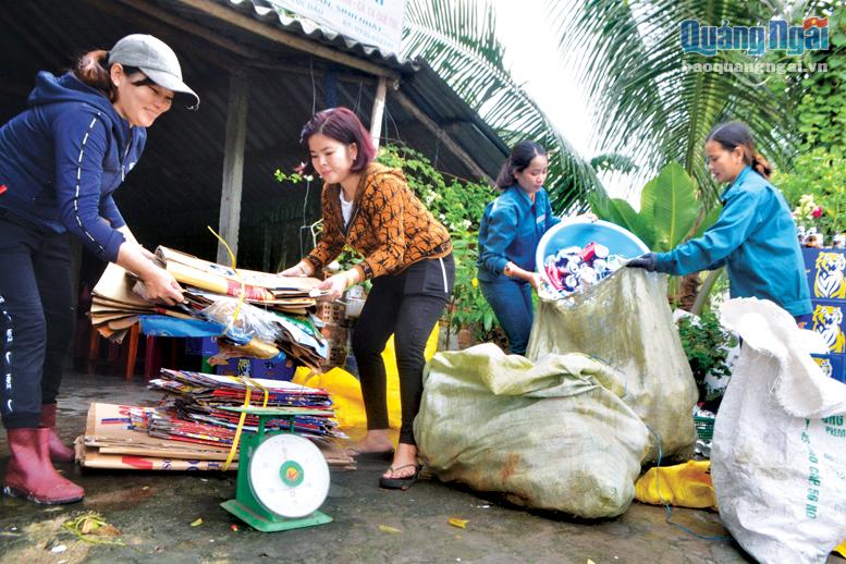 Hội viên, phụ nữ xã Bình Trị (Bình Sơn) gom ve chai, bán gây quỹ để giúp người nghèo.