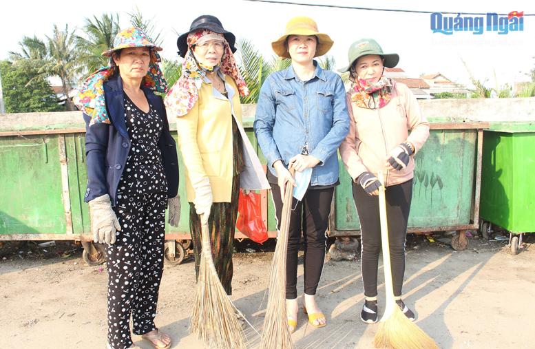 Vì tình yêu với biển, bà Phạm Thị Văn ( thứ 2 từ trái sang) cùng một số phụ nữ ở thôn Mỹ Tân, xã Bình Chánh (Bình Sơn) có nhiều việc làm giúp sạch biển.