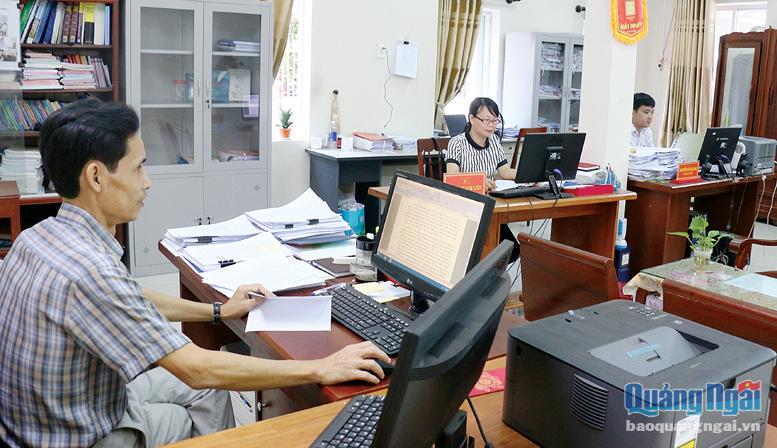 Cán bộ Văn phòng TP.Quảng Ngãi xử lý công việc hằng ngày. 