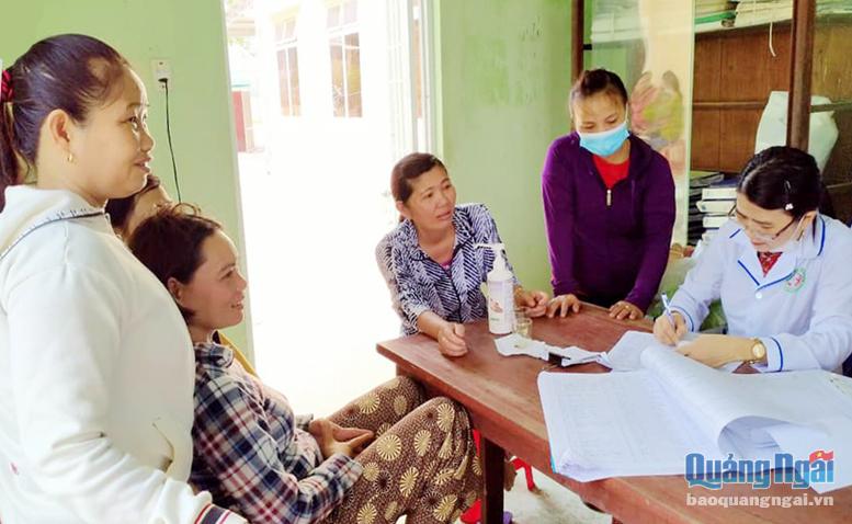 Phụ nữ  xã Hành Thịnh (Nghĩa Hành) tham gia buổi truyền thông lồng ghép dịch vụ kế hoạch hóa gia đình.  Ảnh: CTV