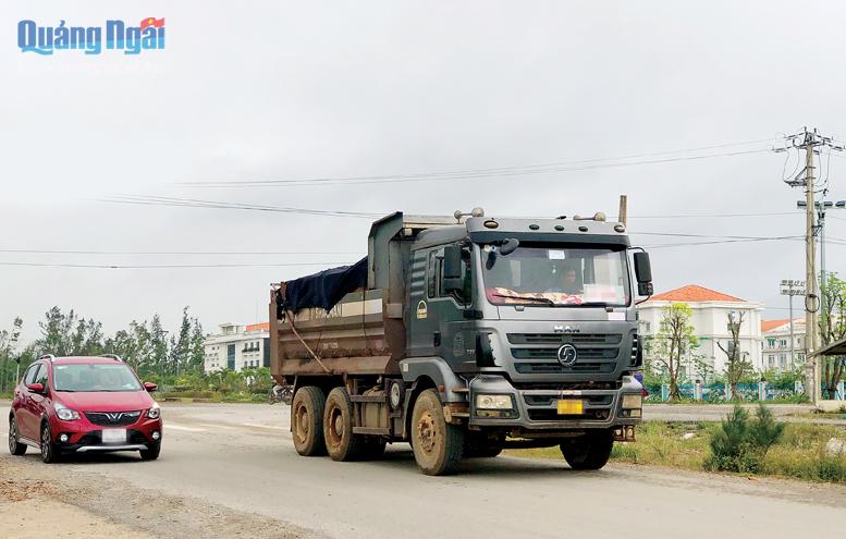 Xe tải chạy trên địa bàn Khu Kinh tế Dung Quất luôn là nỗi ám ảnh với người dân. 