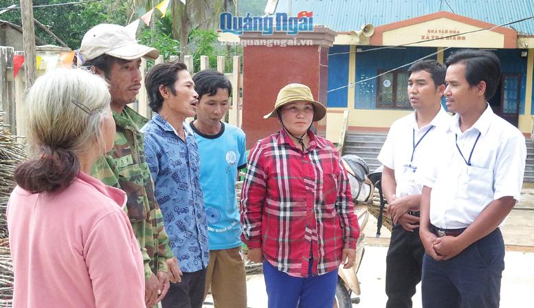 Cán bộ Ủy ban MTTQ Việt Nam xã Trà Giang (Trà Bồng) tuyên truyền công tác bầu cử cho người dân địa phương.