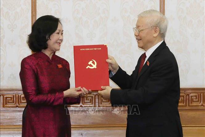 Tổng Bí thư Nguyễn Phú Trọng trao Quyết định cho đồng chí Trương Thị Mai, Ủy viên Bộ Chính trị giữ chức Trưởng Ban Tổ chức Trung ương.