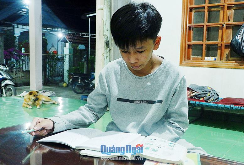 Được hỗ trợ phẫu thuật, em Nguyễn Tấn Hưng (14 tuổi) ở xã Nghĩa Kỳ (Tư Nghĩa) đã đi lại linh hoạt.