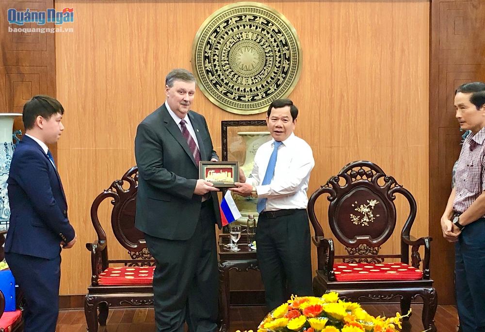 Chủ tịch UBND tỉnh Đặng Văn Minh tặng quà lưu niệm cho Tổng lãnh sự Liên bang Nga tại TP.Đà Nẵng