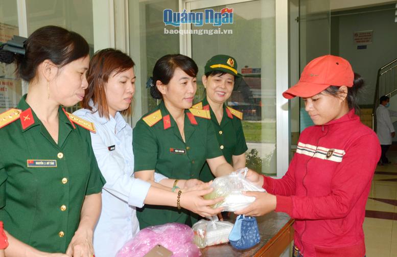 Hội Phụ nữ Bộ CHQS tỉnh trao cơm giúp đỡ bệnh nhân ở Bệnh viện Tâm thần tỉnh.