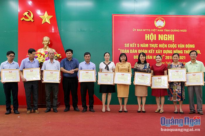 Trao tặng bằng khen của Ủy ban MTTQ Việt Nam tỉnh cho các tập thể, cá nhân điển hình tiên tiến trong triển khai thực hiện cuộc vận động.