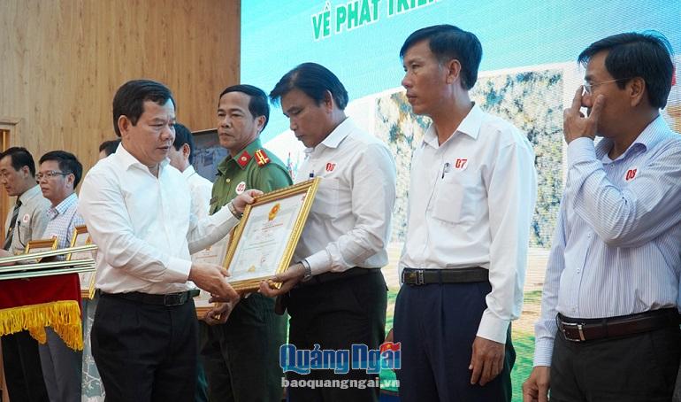 Chủ tịch UBND tỉnh Đăng Văn Minh tặng bằng khen cho các tập thể, cá nhân có thành tích trong việc triển khai Nghị quyết phát triển du lịch tỉnh